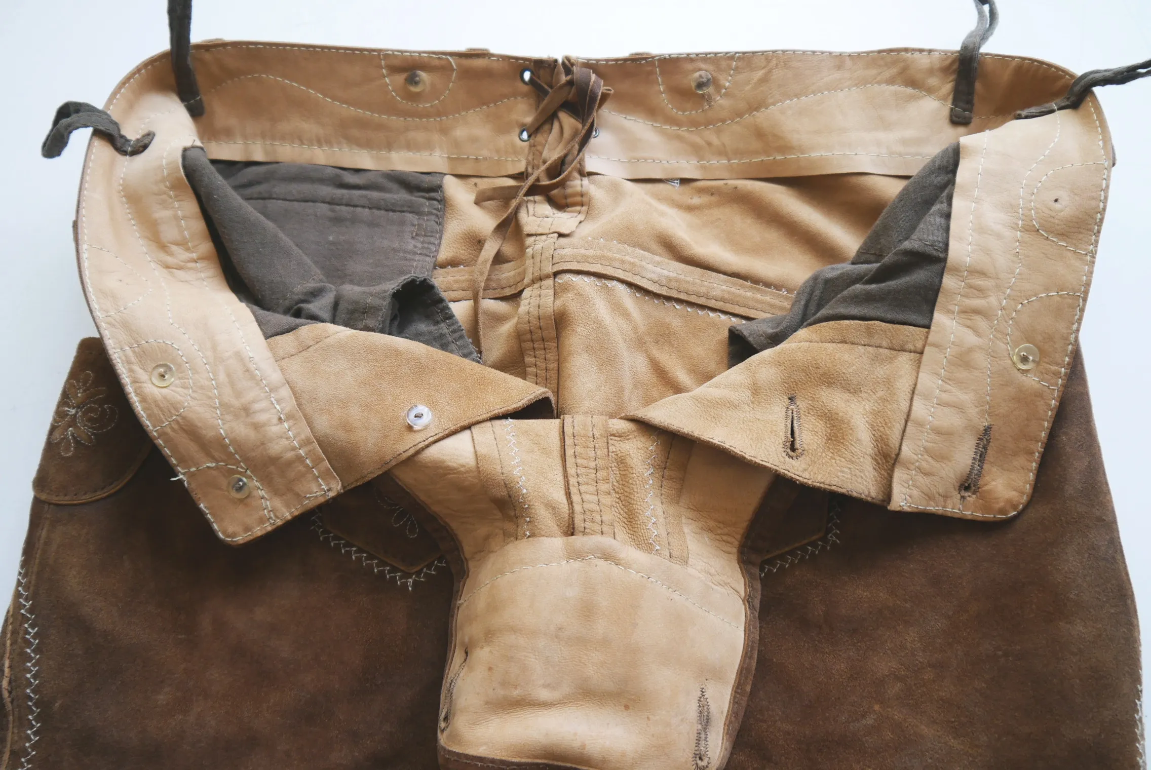 Bequem Vintage Lederhose Kniebund Stickerei Ziegenvelour braun verschmutzt Gr.56