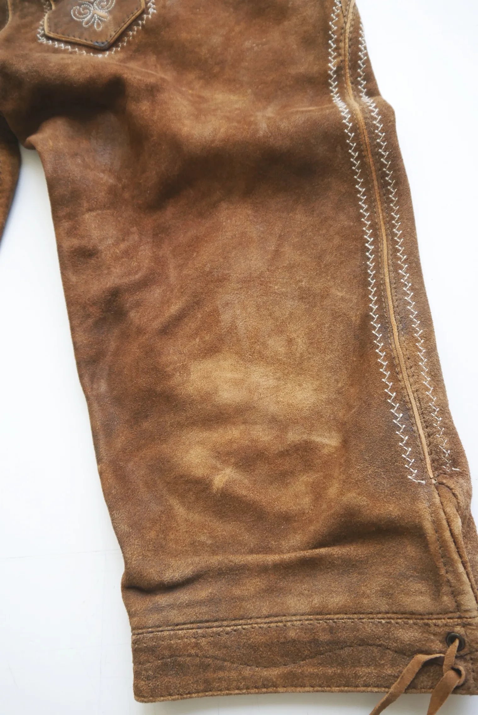 Bequem Vintage Lederhose Kniebund Stickerei Ziegenvelour braun verschmutzt Gr.56