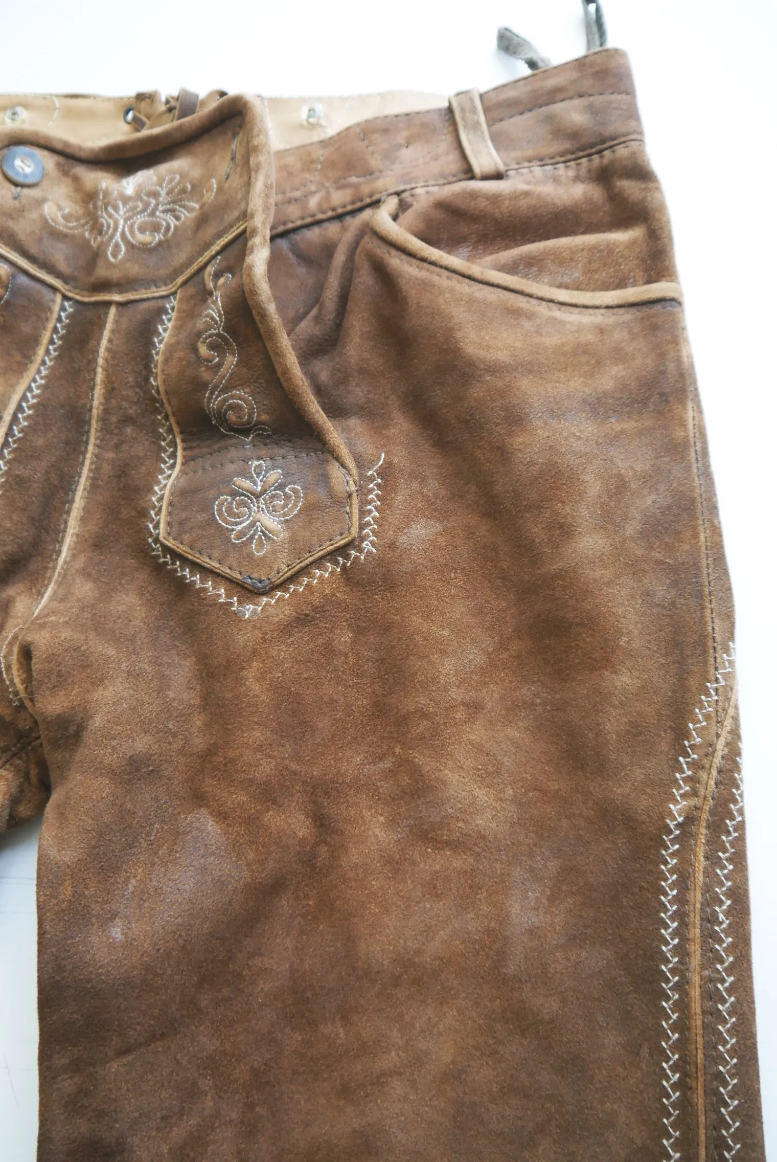 Bequem Vintage Lederhose Kniebund Stickerei Ziegenvelour braun verschmutzt Gr.56